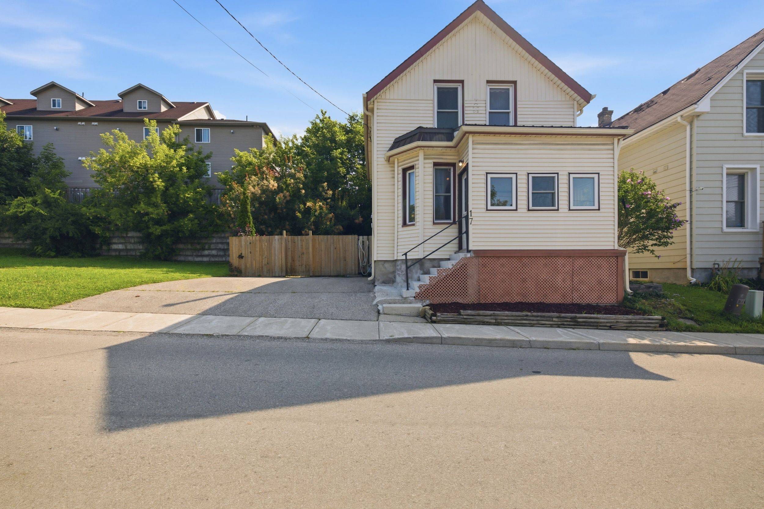 17 Douglas ST, Woodstock, ON N4S 2Y1