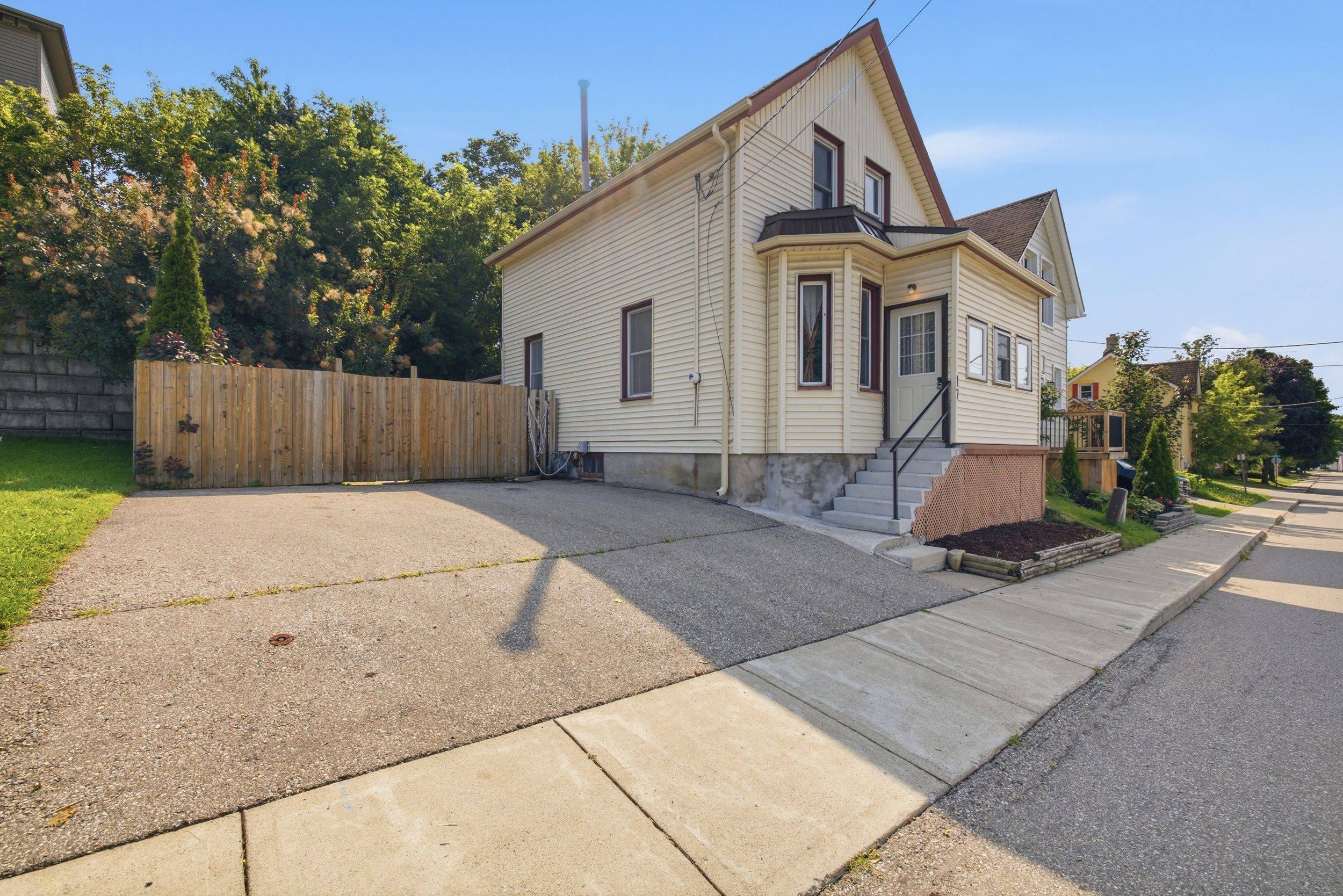 17 Douglas ST, Woodstock, ON N4S 2Y1