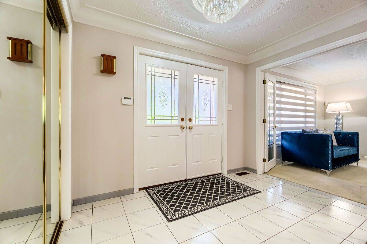 16 Vogue CT, Hamilton, ON L8E 4T3