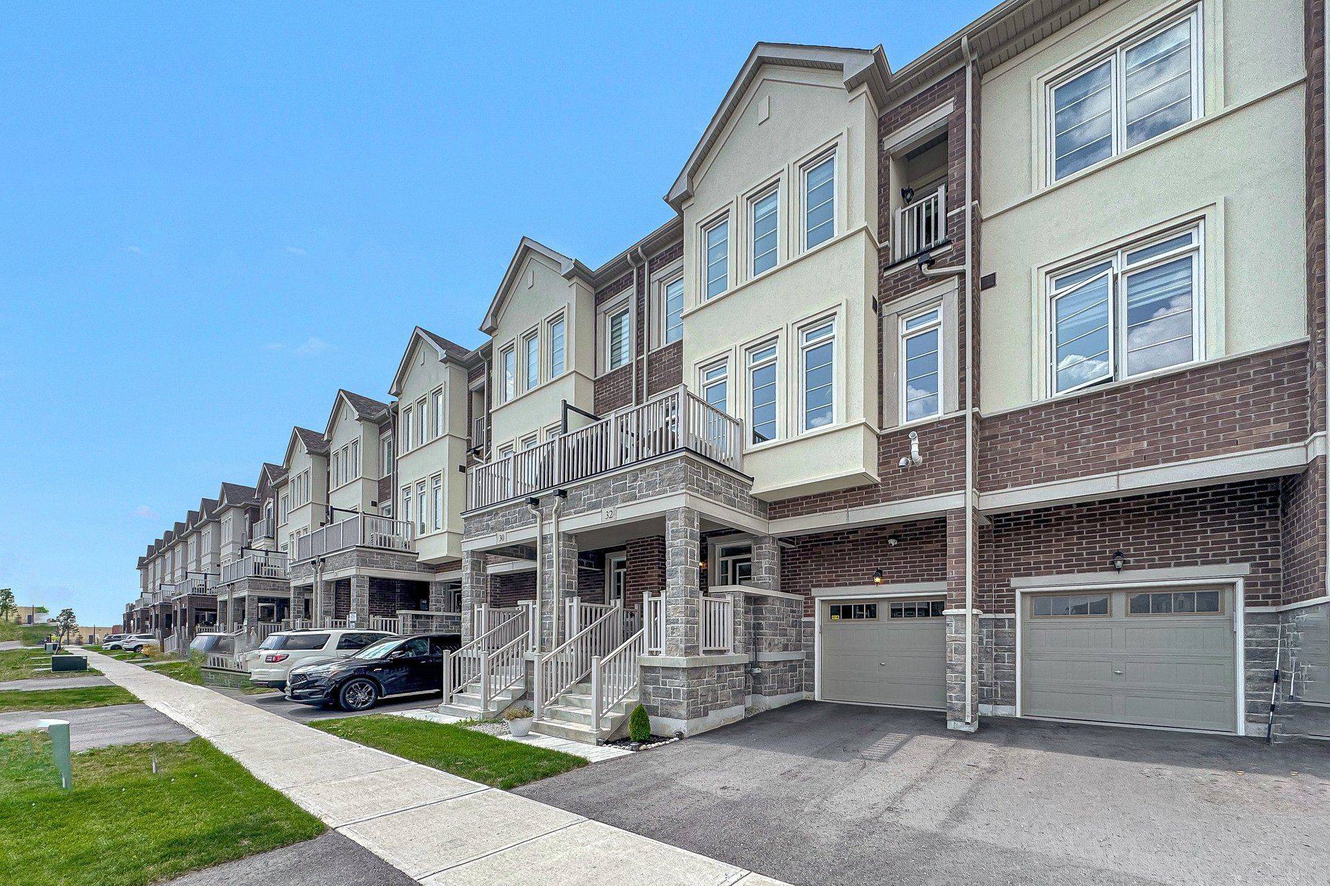 32 Mel Irving DR, Bradford West Gwillimbury, ON L3Z 4P1