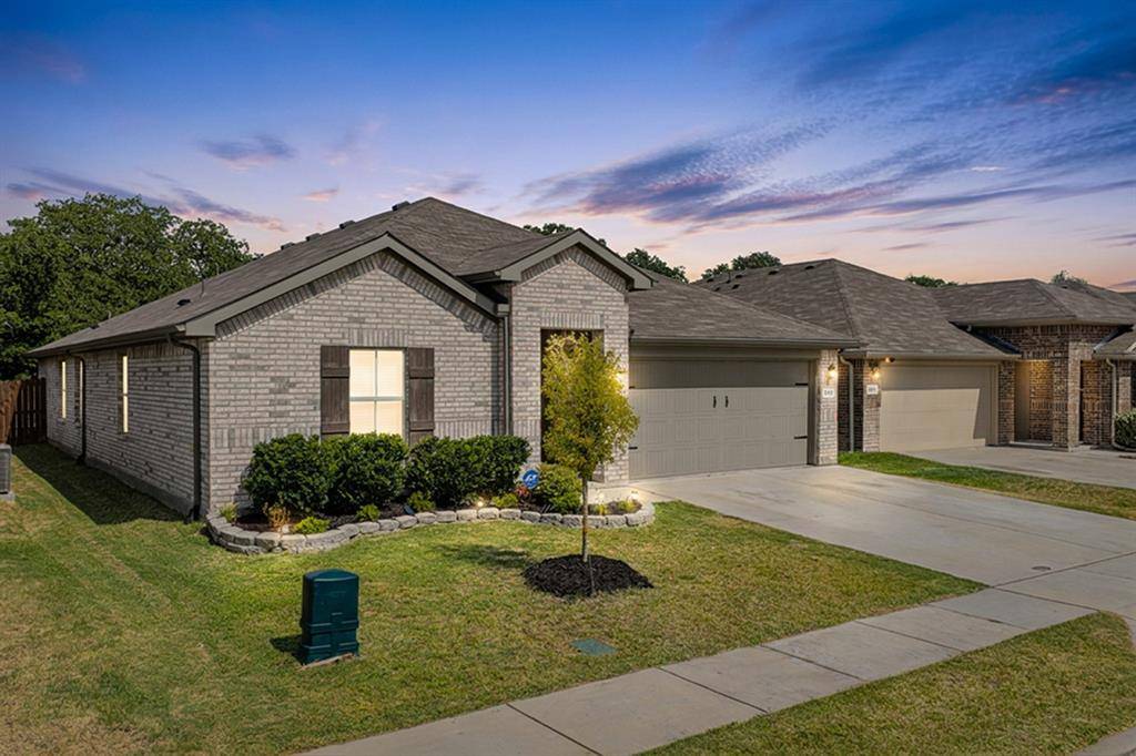 228 Abingdon Street, Azle, TX 76020