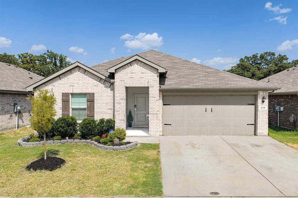 228 Abingdon Street, Azle, TX 76020