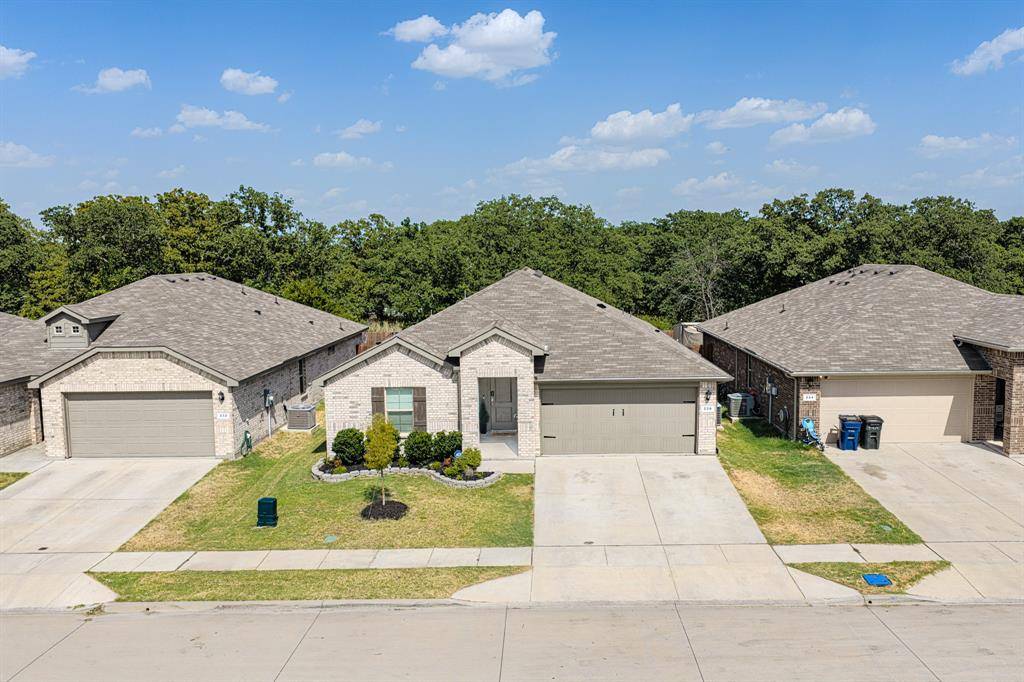 228 Abingdon Street, Azle, TX 76020