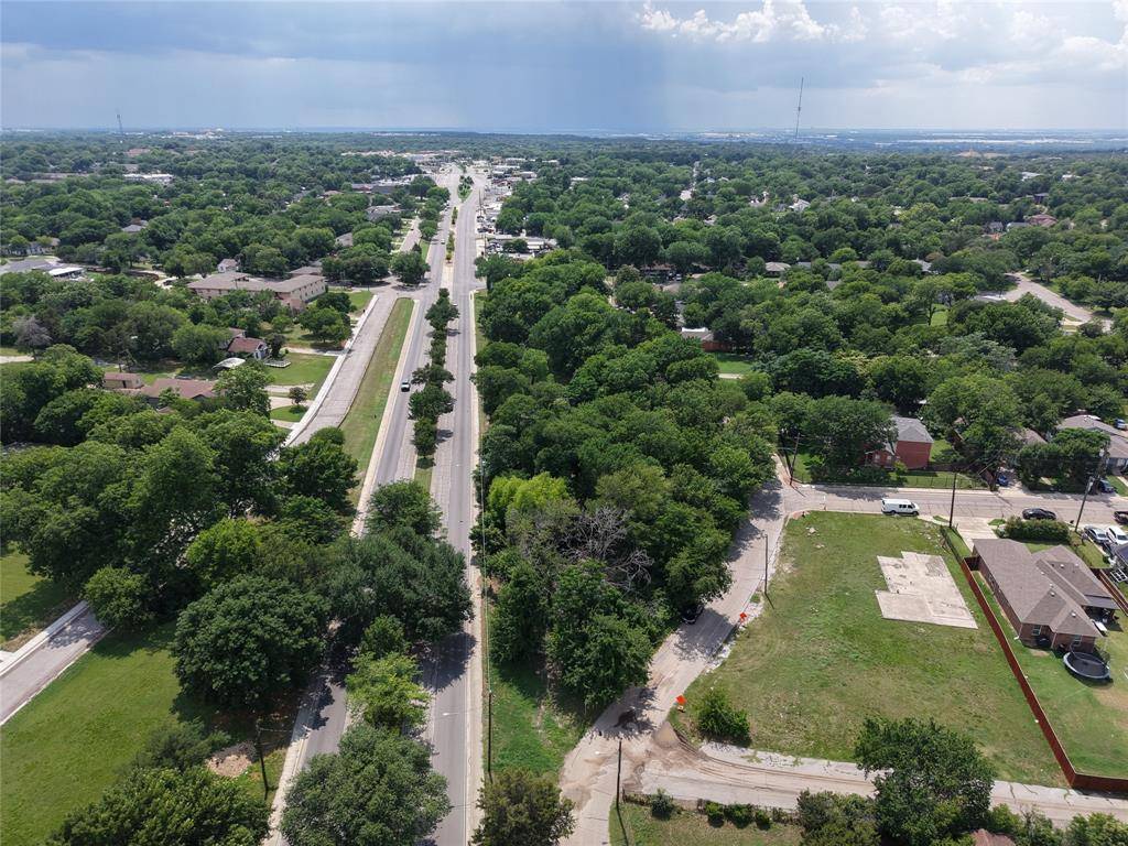 11 W Higgins Boulevard, Cockrell Hill, TX 75211