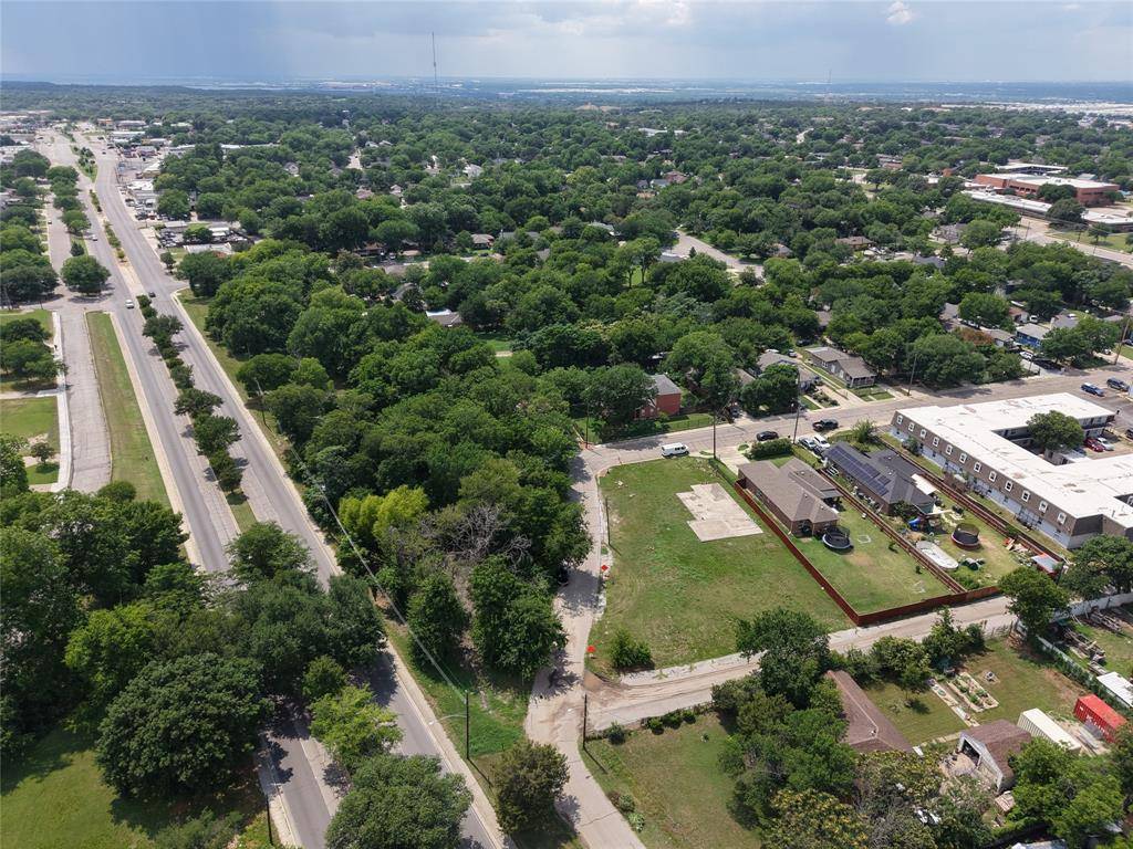11 W Higgins Boulevard, Cockrell Hill, TX 75211