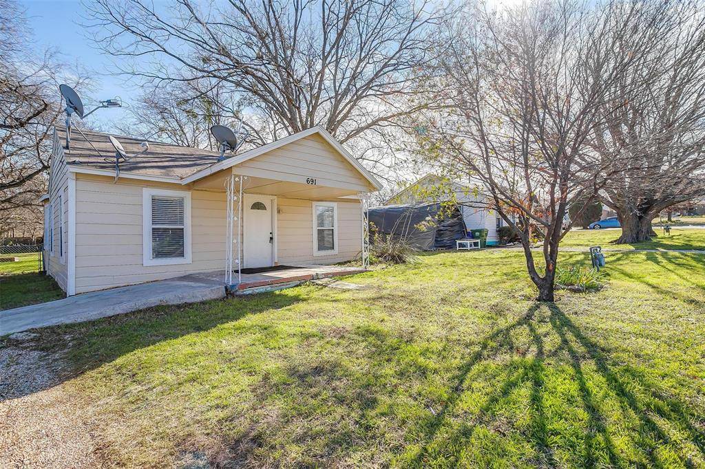 691 Meadow Park Drive, White Settlement, TX 76108
