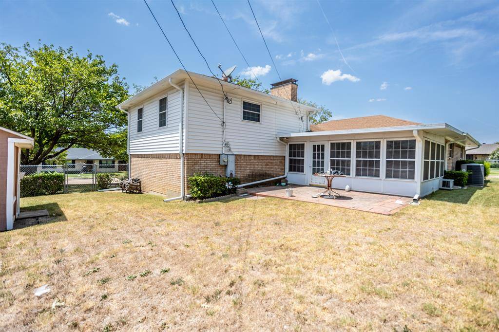 950 SYCAMORE Lane, Lancaster, TX 75146