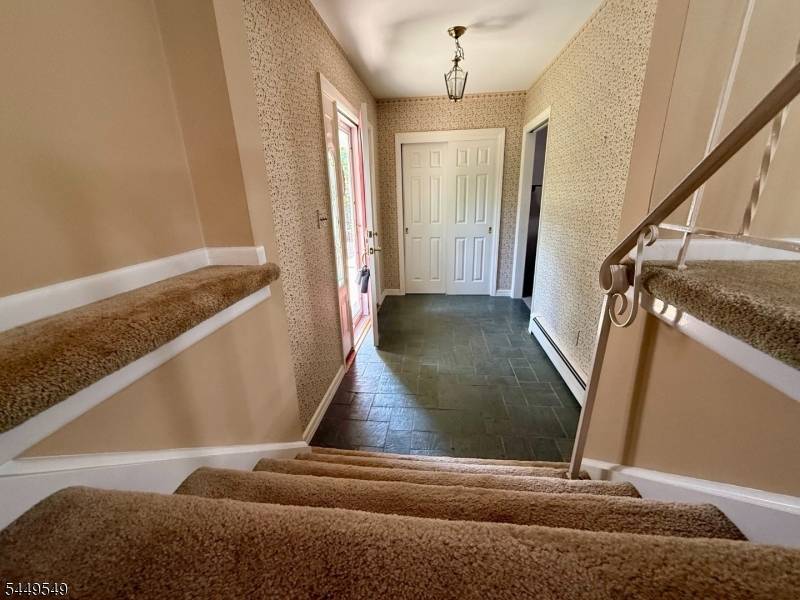 8 Byron Ct, Allendale Boro, NJ 07401