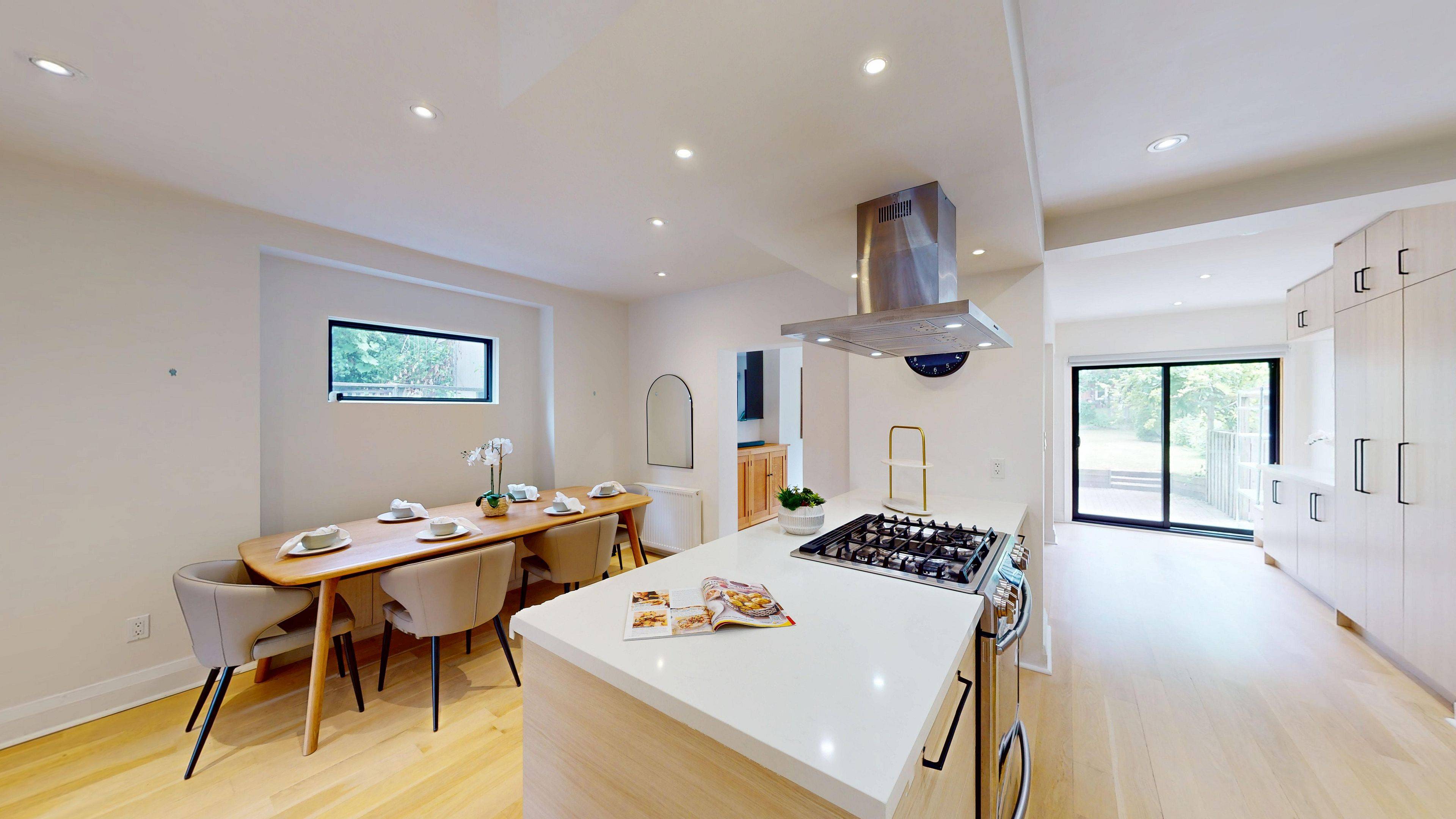 25 Oswald CRES, Toronto C10, ON M4S 2H5