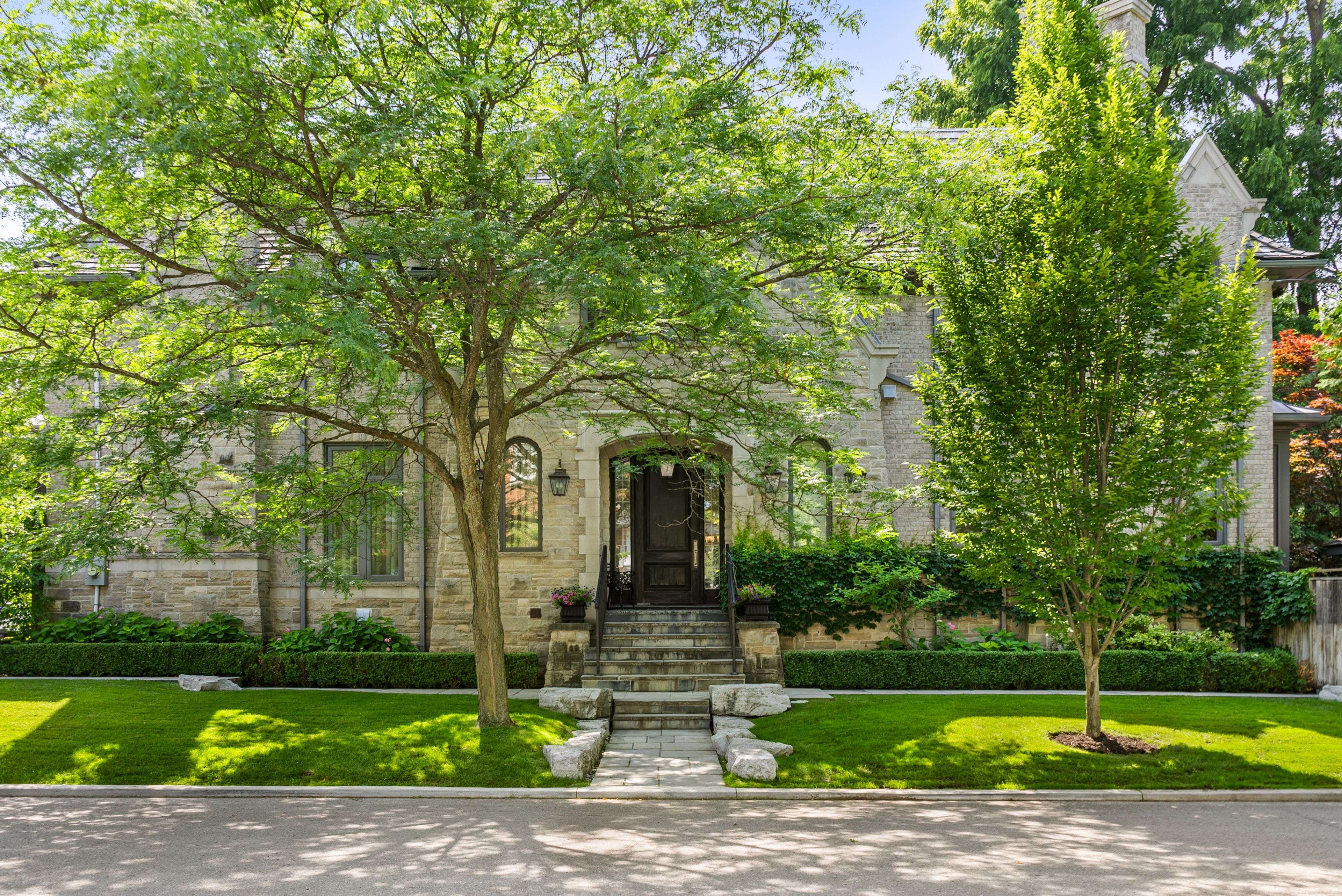 6 Vesta DR, Toronto C03, ON M5P 2Z3