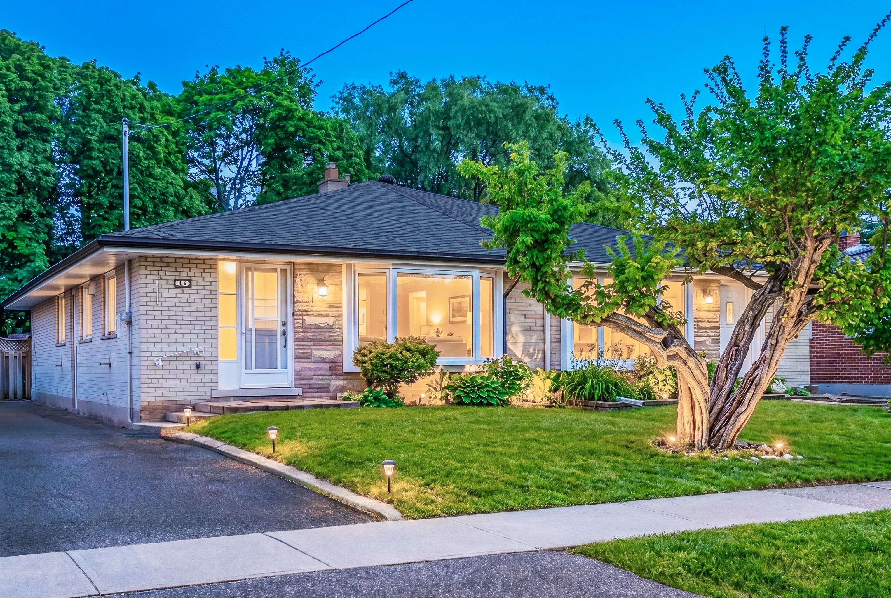 22 Lormar DR, Toronto W08, ON M9B 4V7