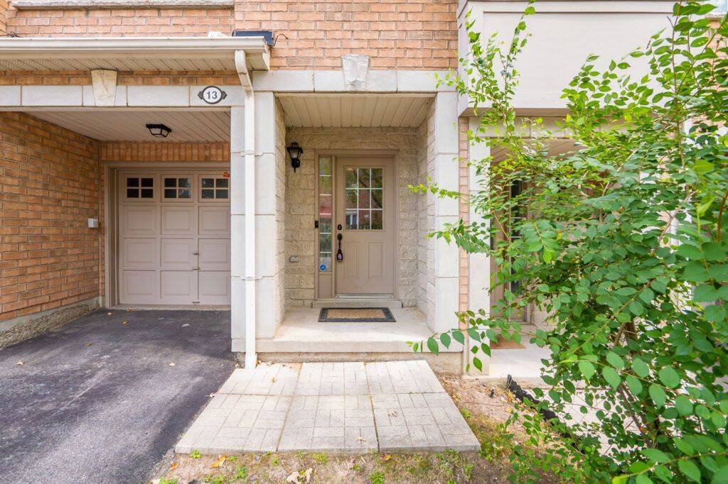3071 Treadwells DR #13, Mississauga, ON L4X 0A1