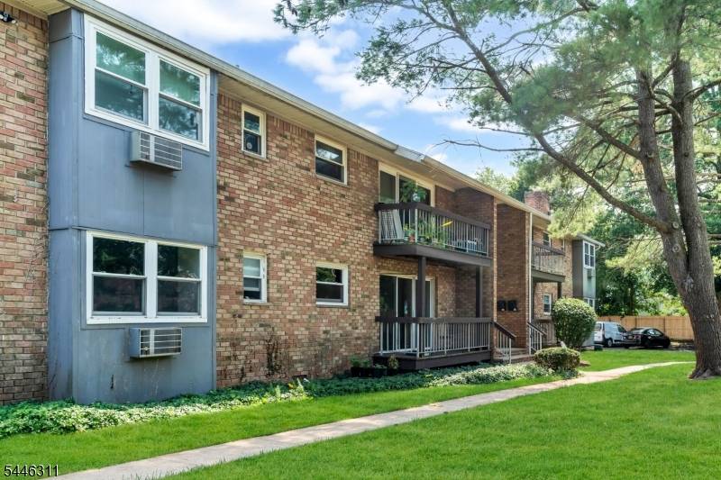 38 Deanna Dr #105, Hillsborough Twp., NJ 08844