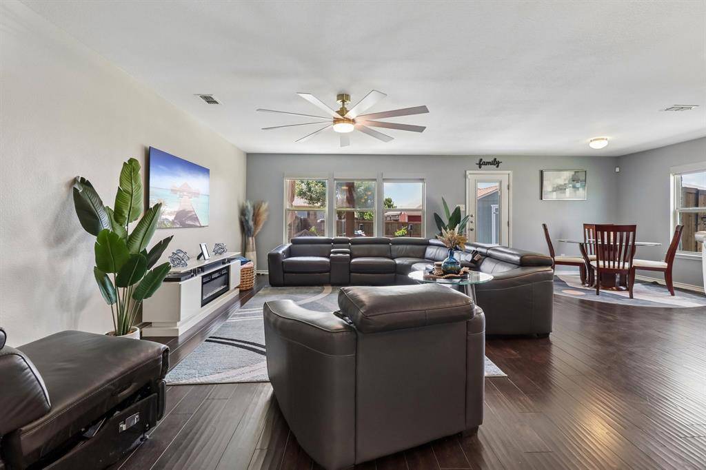 716 Snowy Orchid Lane, Desoto, TX 75115