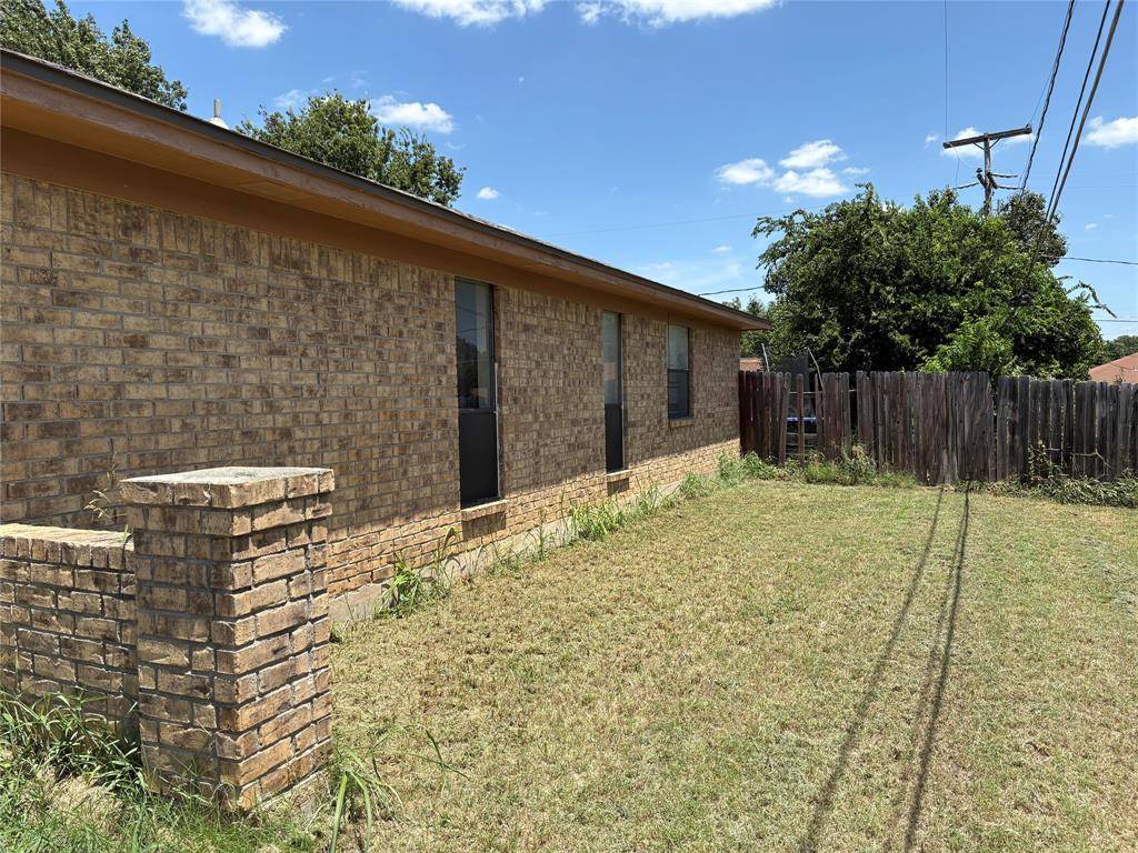 909 Cottonwood Trail, Benbrook, TX 76126