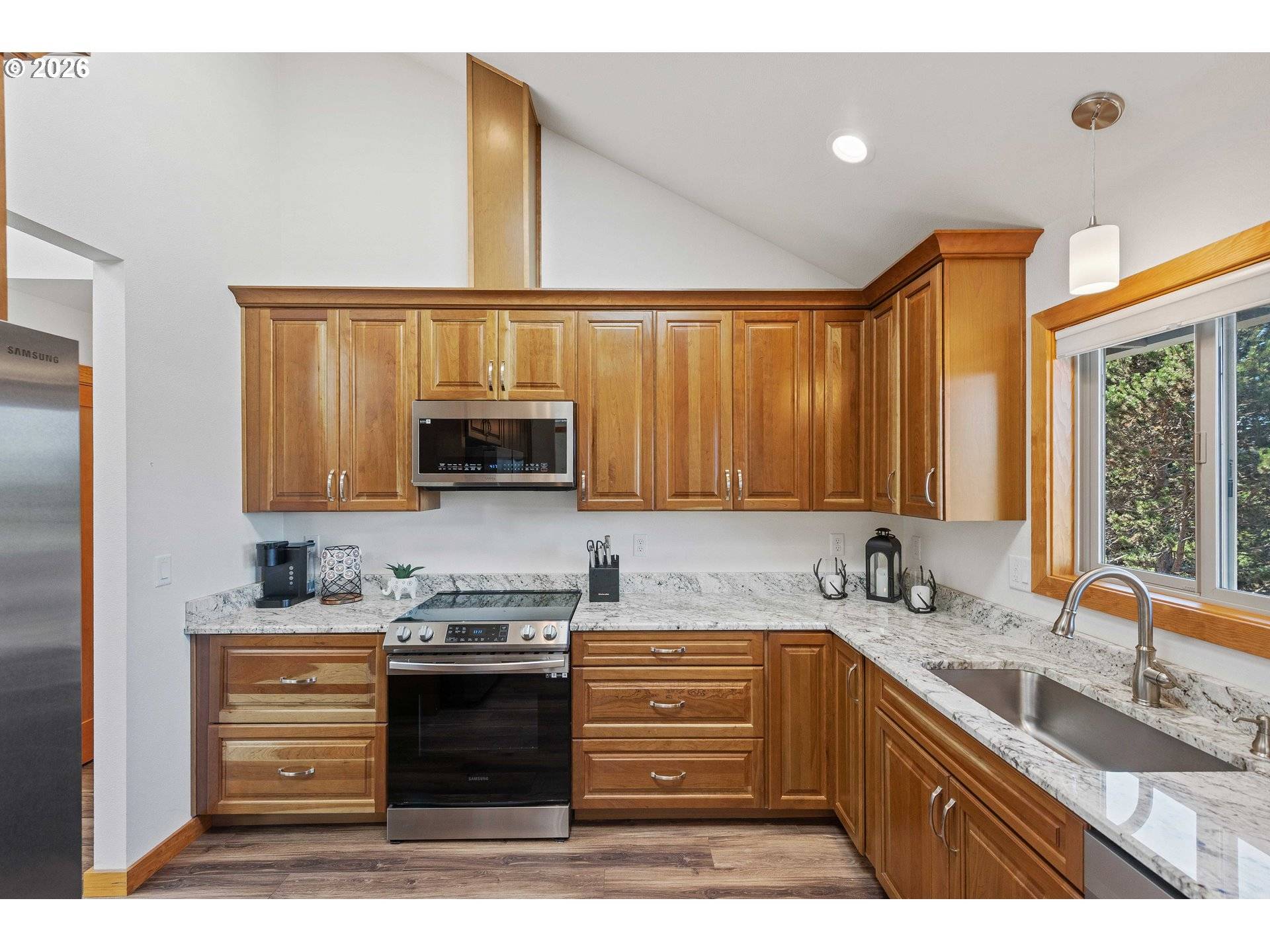 2460 STEPHANIE LN, North Bend, OR 97459