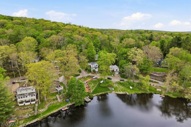 48 Goldfinch Ln, West Milford Twp., NJ 07421