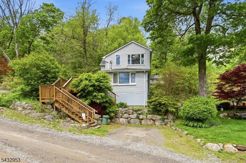 48 Goldfinch Ln, West Milford Twp., NJ 07421