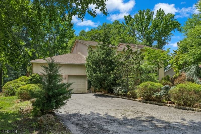40 Vista Dr, Marlboro Twp., NJ 07751