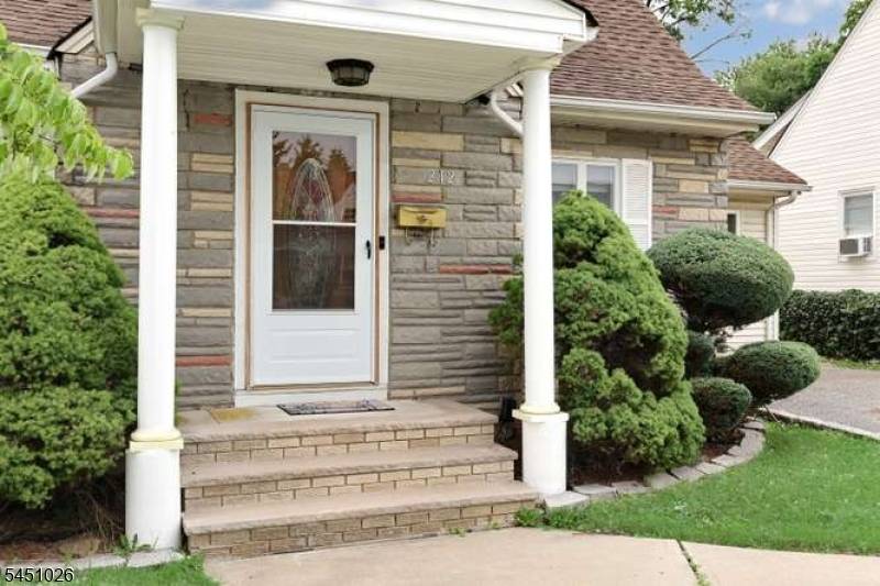 212 Washington Ave, Elmwood Park Boro, NJ 07407
