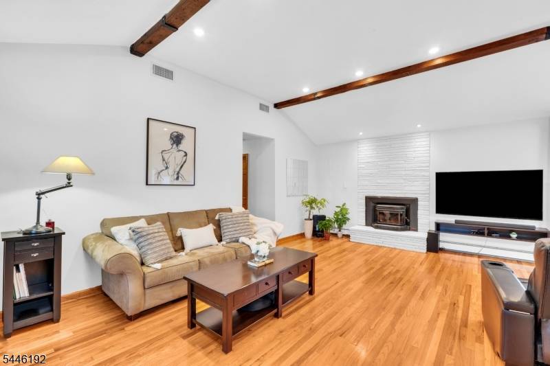 216 Glen Crest Dr, Branchburg Twp., NJ 08853