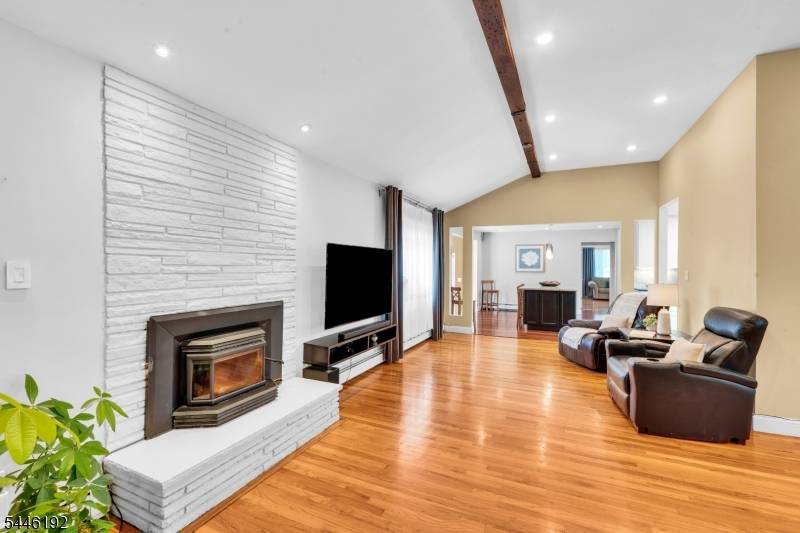216 Glen Crest Dr, Branchburg Twp., NJ 08853