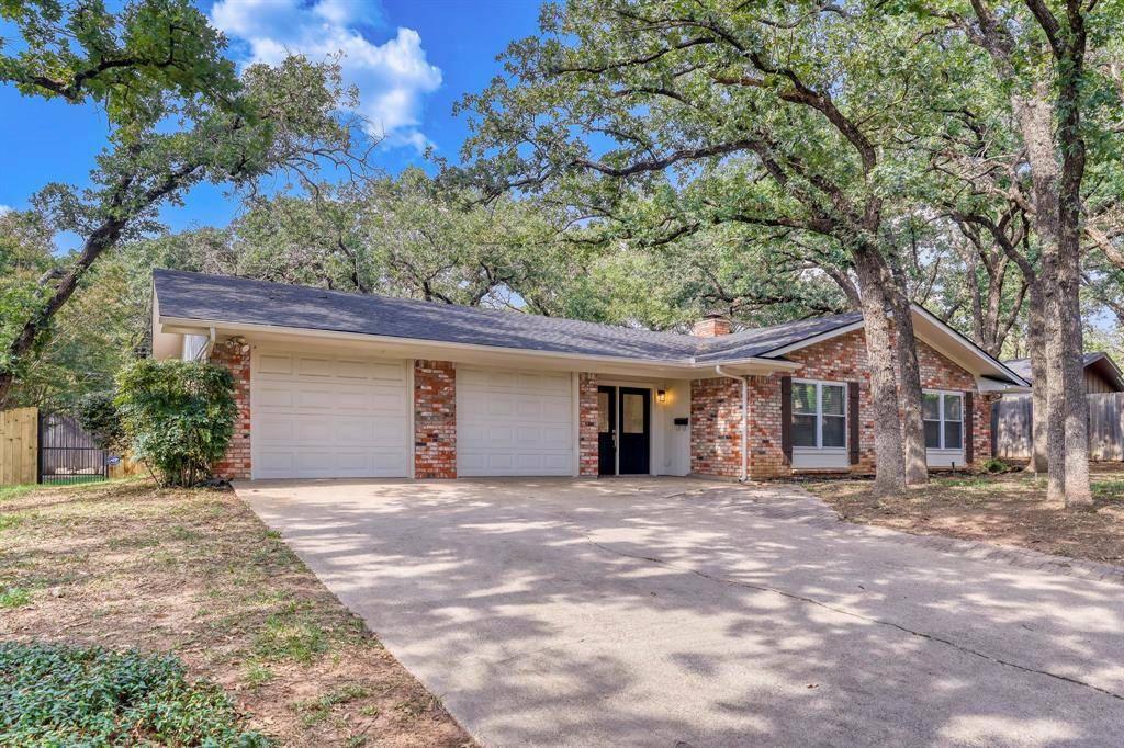 624 Hillview Drive, Hurst, TX 76054
