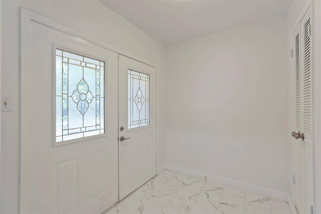 624 Hillview Drive, Hurst, TX 76054