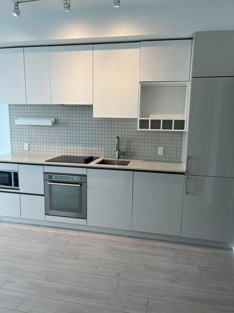 950 Portage Pkwy #3715, Vaughan, ON L4K 0J7