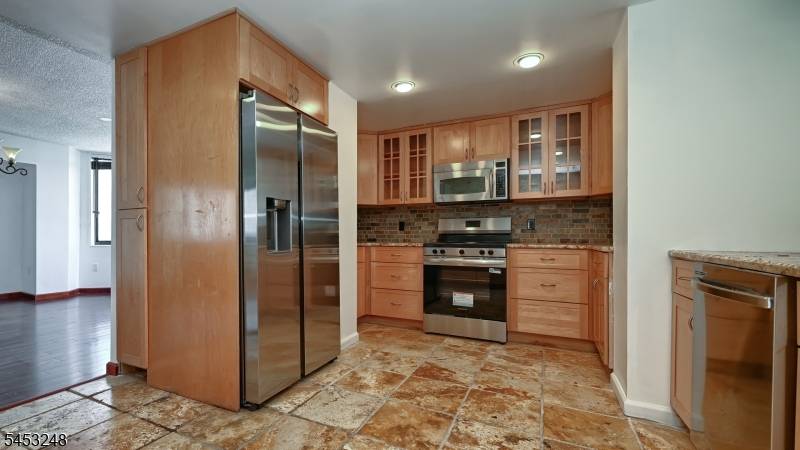 2140 Harmon Cove Tower #2140, Secaucus Town, NJ 07094