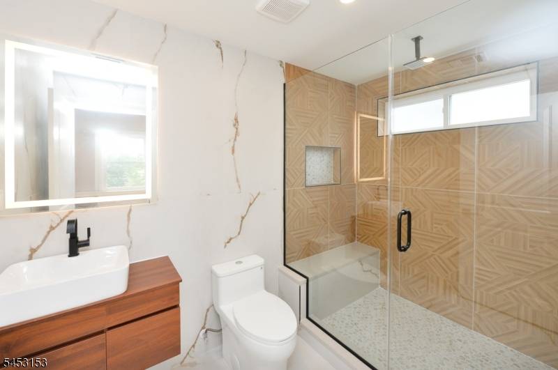 49 Center St, Clifton City, NJ 07011