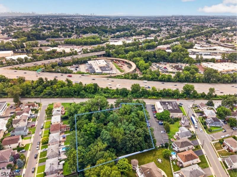 251 Molnar Dr, Elmwood Park Boro, NJ 07407