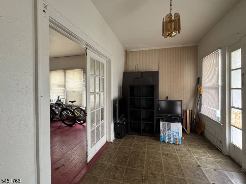 85 Veterans Memorial Dr, Somerville Boro, NJ 08876