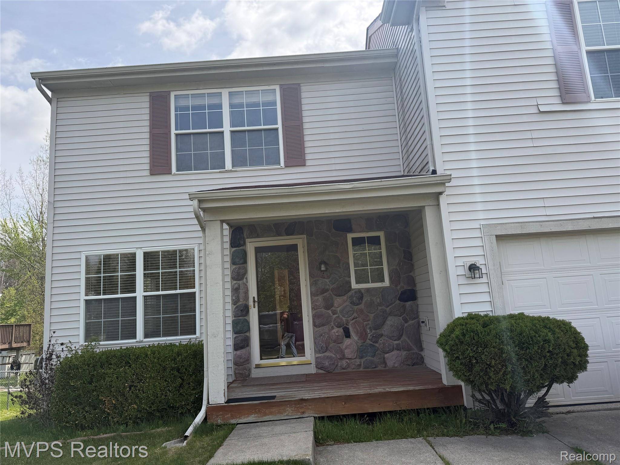 840 Andover Woods DR, Fenton, MI 48430