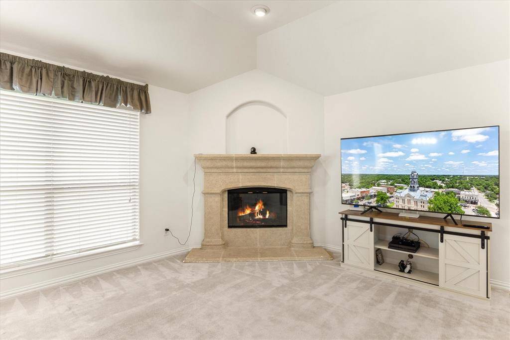 621 Creekview Drive, Burleson, TX 76028