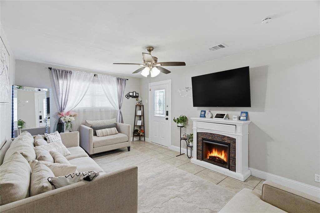 2332 Felder Lane, Fort Worth, TX 76112