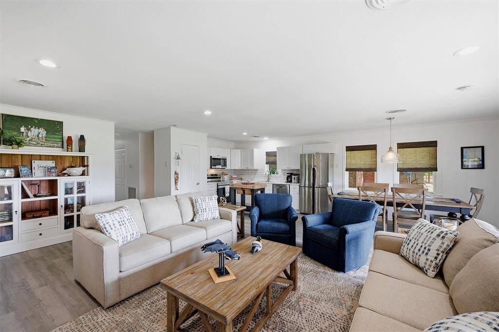 1118 Kiowa Drive W, Lake Kiowa, TX 76240