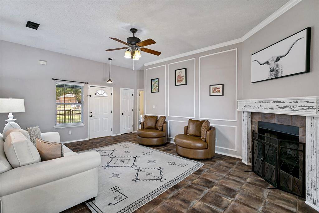 103 Hilltop Drive, Kennedale, TX 76060
