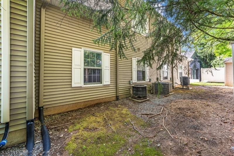 20 Mulford Ct, Roseland Boro, NJ 07068