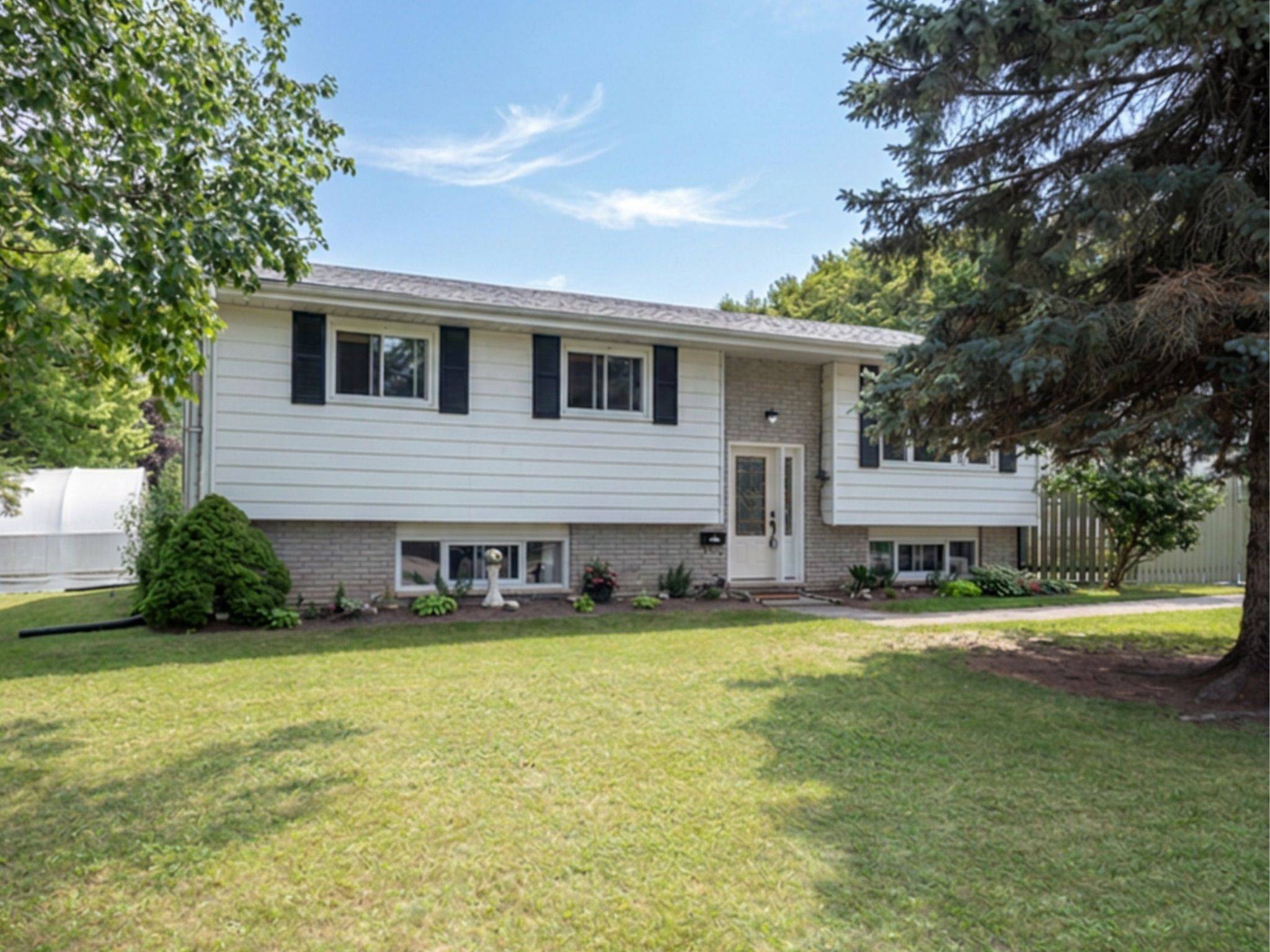 115 Nicholas ST, Quinte West, ON K8V 6E8