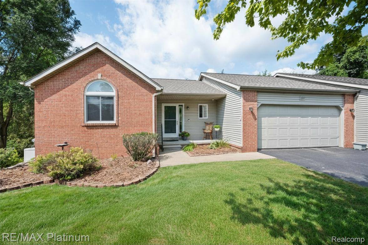 1277 Crystal Pointe CIR, Fenton Charter Township, MI 48430