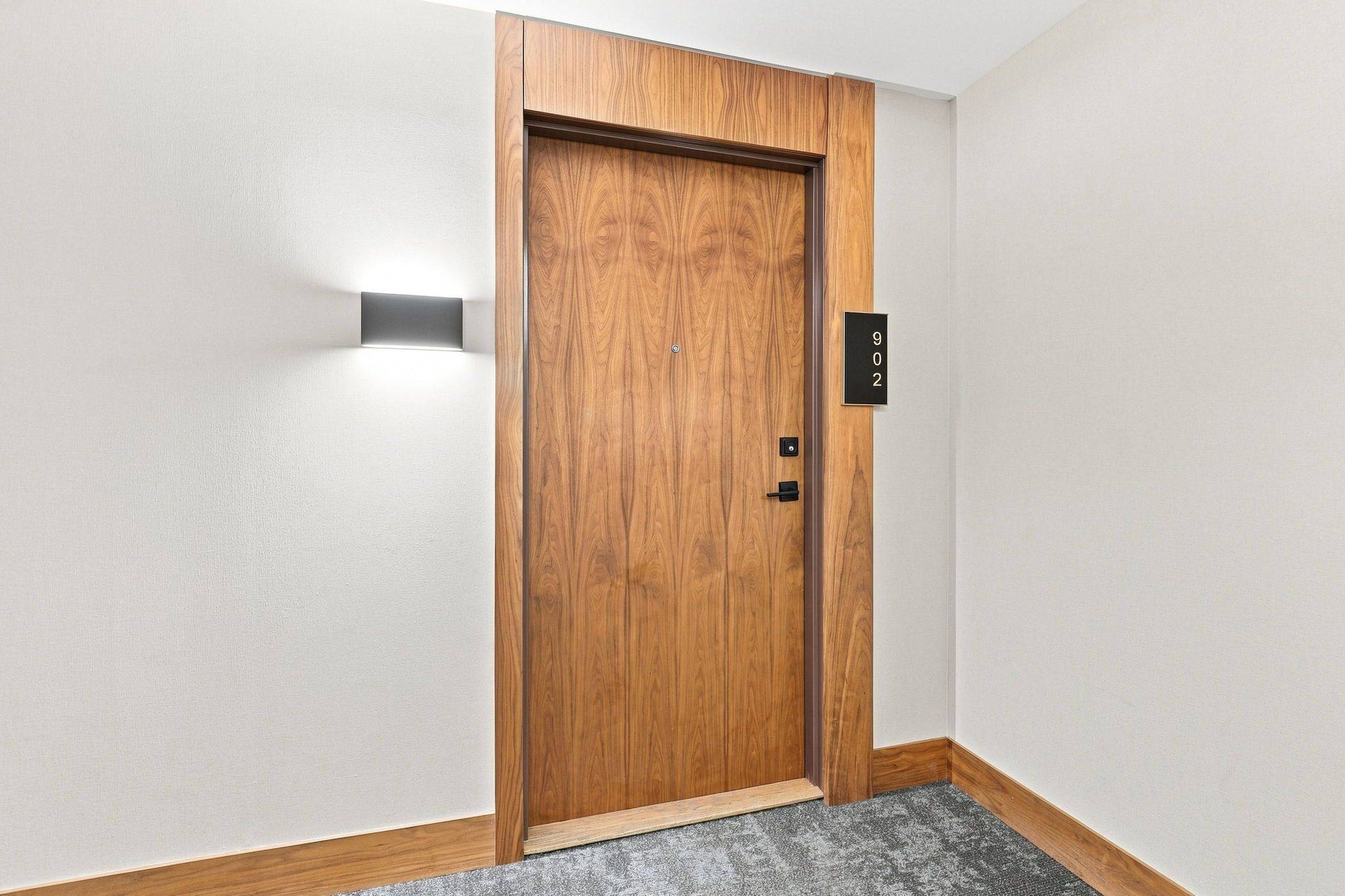 8 Ann ST #902, Mississauga, ON L5G 3E6