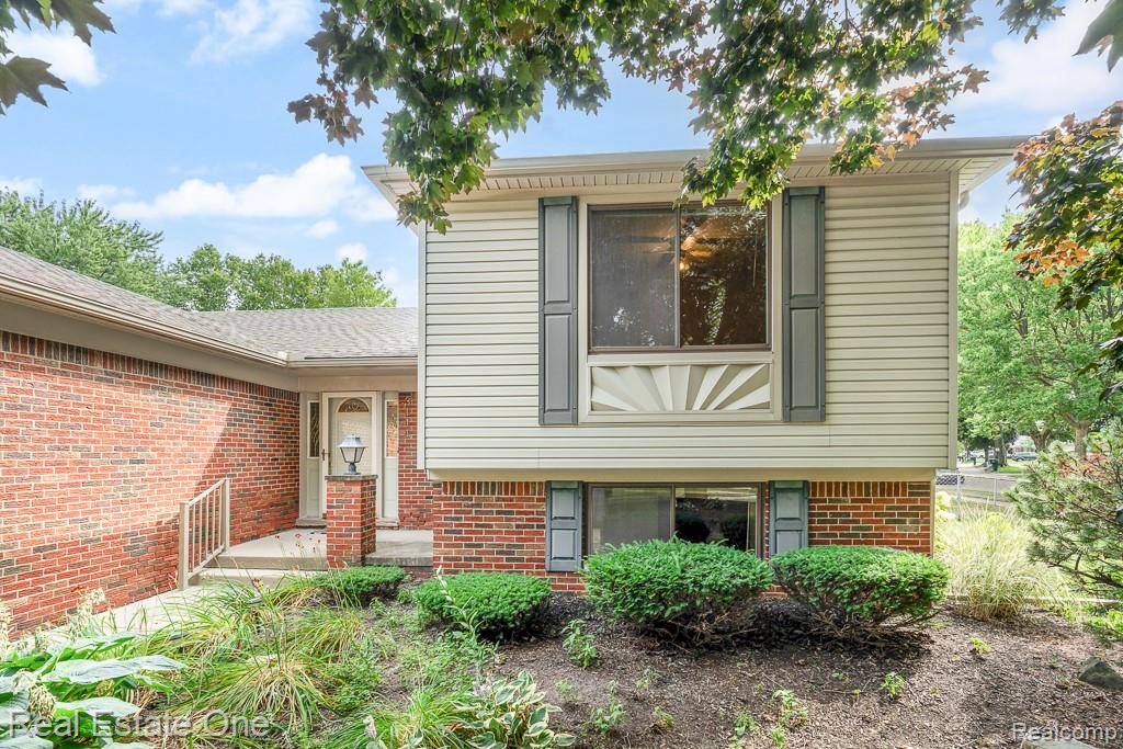 3444 Eagle DR, Troy, MI 48083