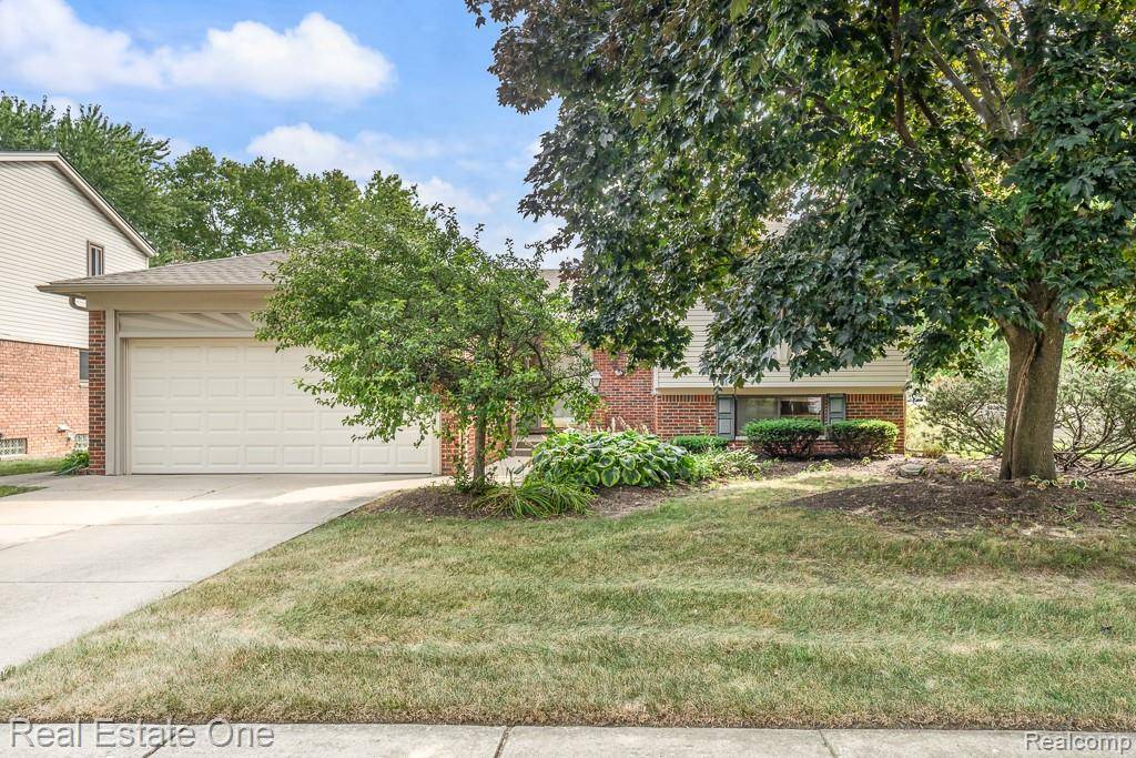 3444 Eagle DR, Troy, MI 48083