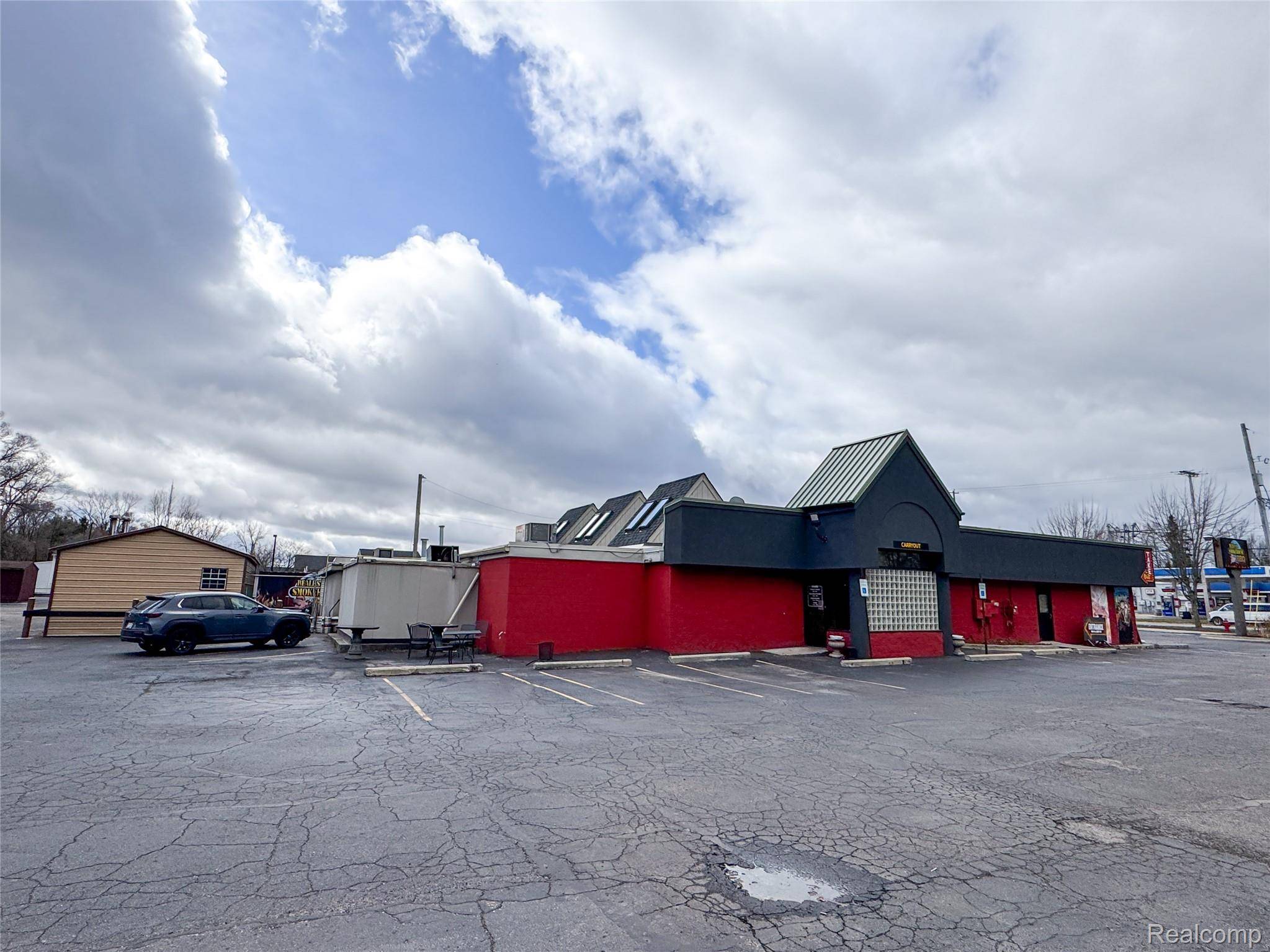 1496 N Leroy St, Fenton, MI 48430