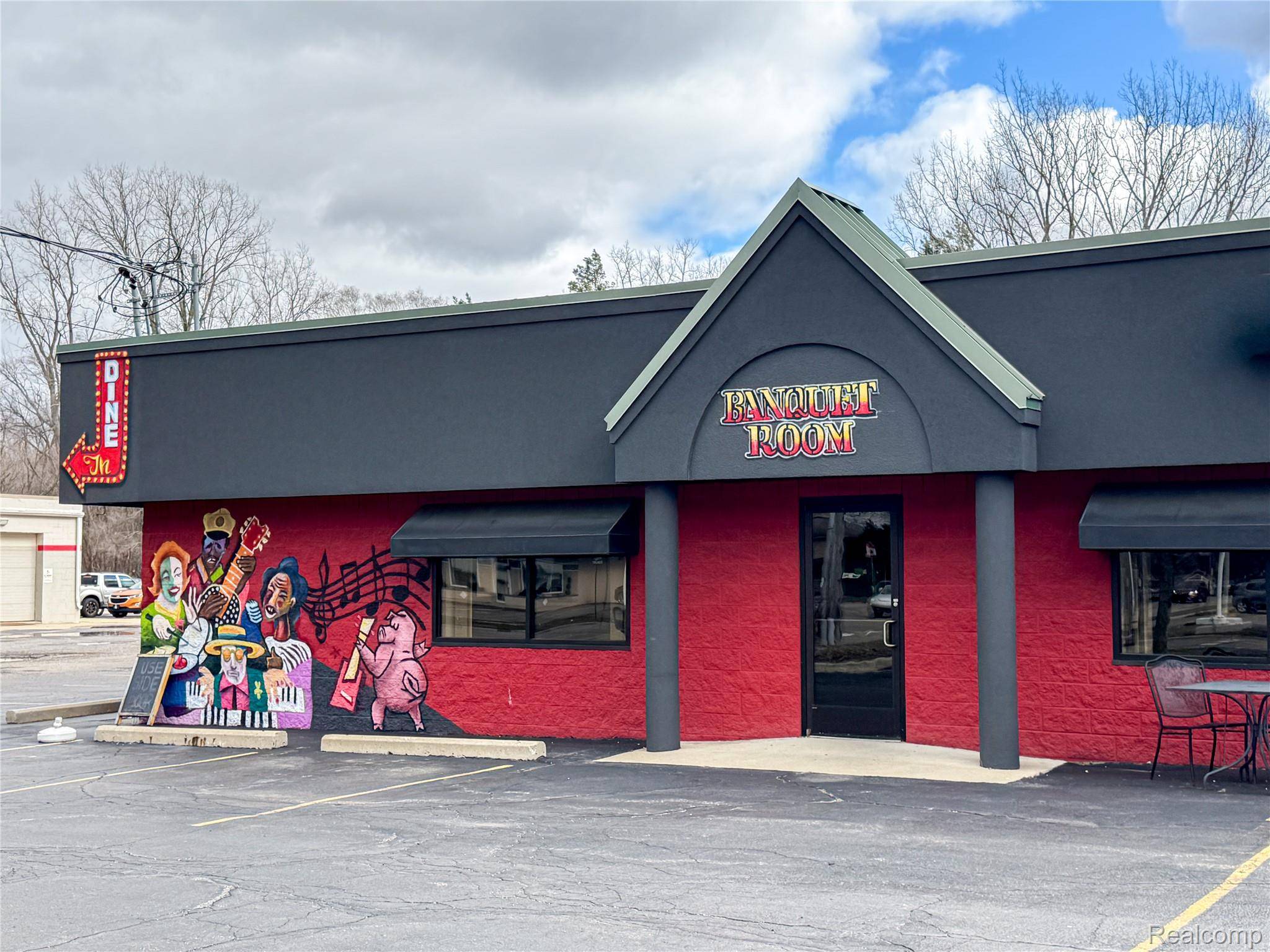 1496 N Leroy St, Fenton, MI 48430