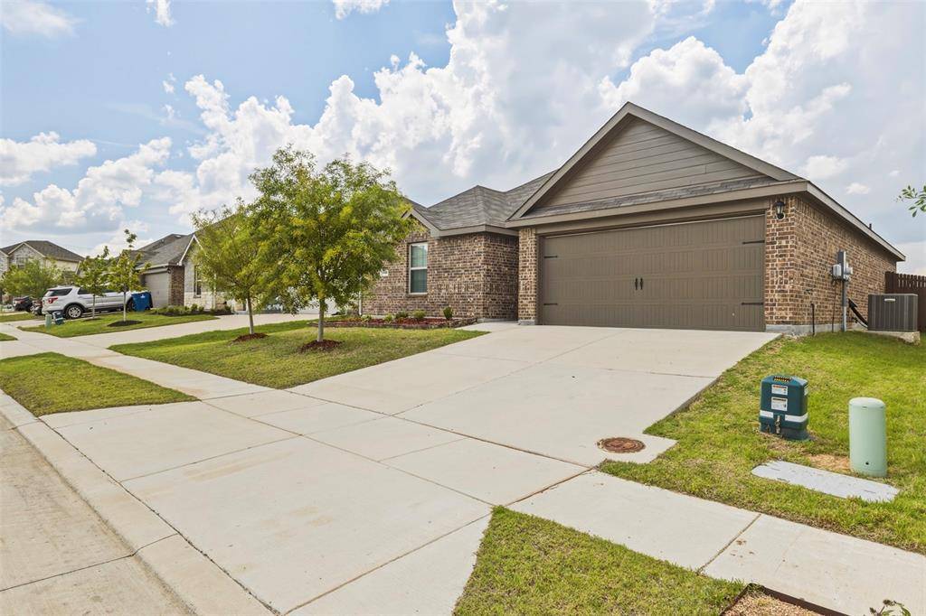 1210 Grand View Drive, Ennis, TX 75119