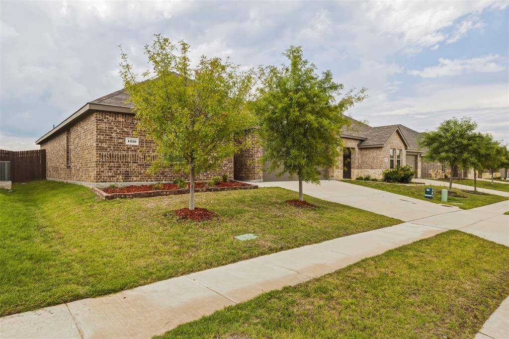 1210 Grand View Drive, Ennis, TX 75119