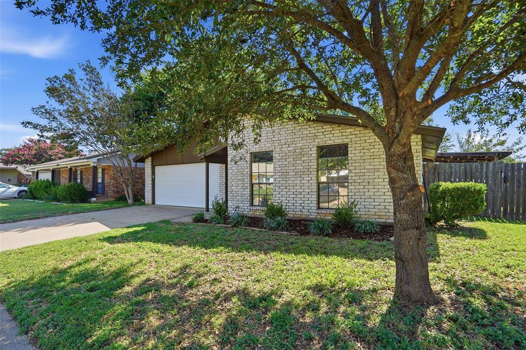 2711 Treeview Drive, Arlington, TX 76016