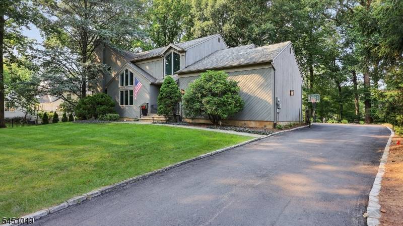 8 Cayuga Way, Bernards Twp., NJ 07920